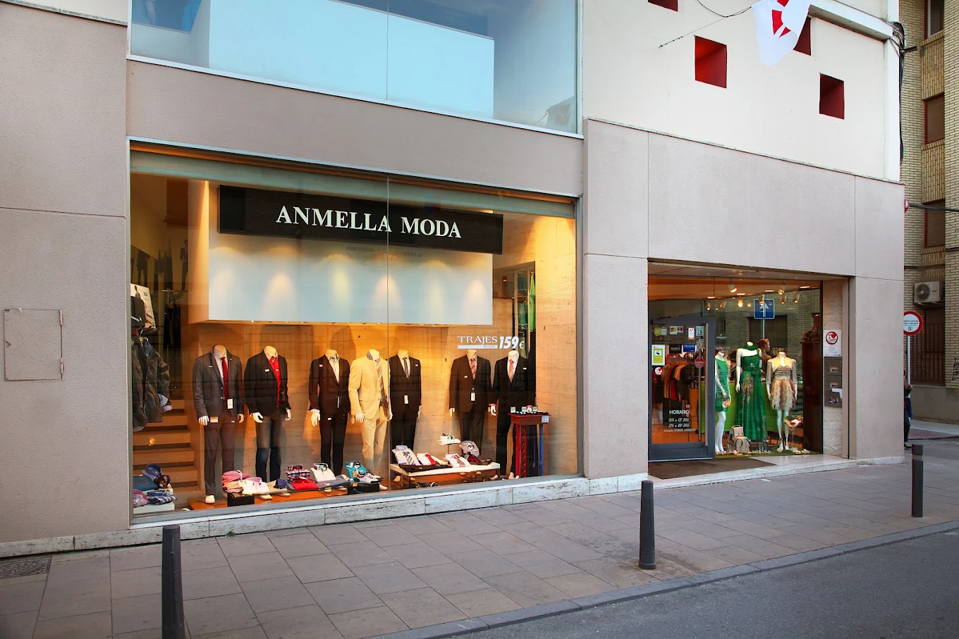 Fachada y escaparates de Anmella Moda en Monzón