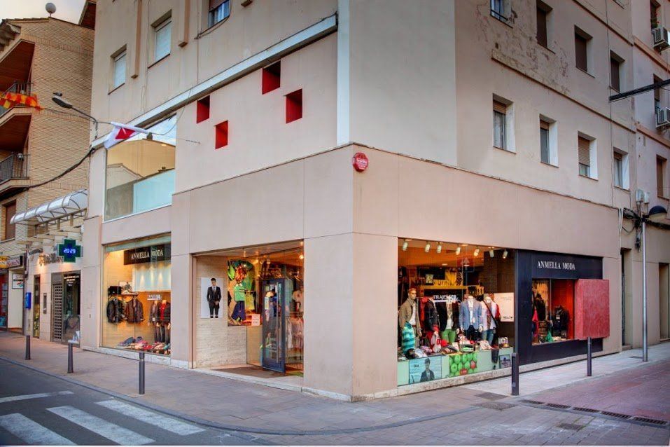 Vista completa de la fachada de Anmella Moda