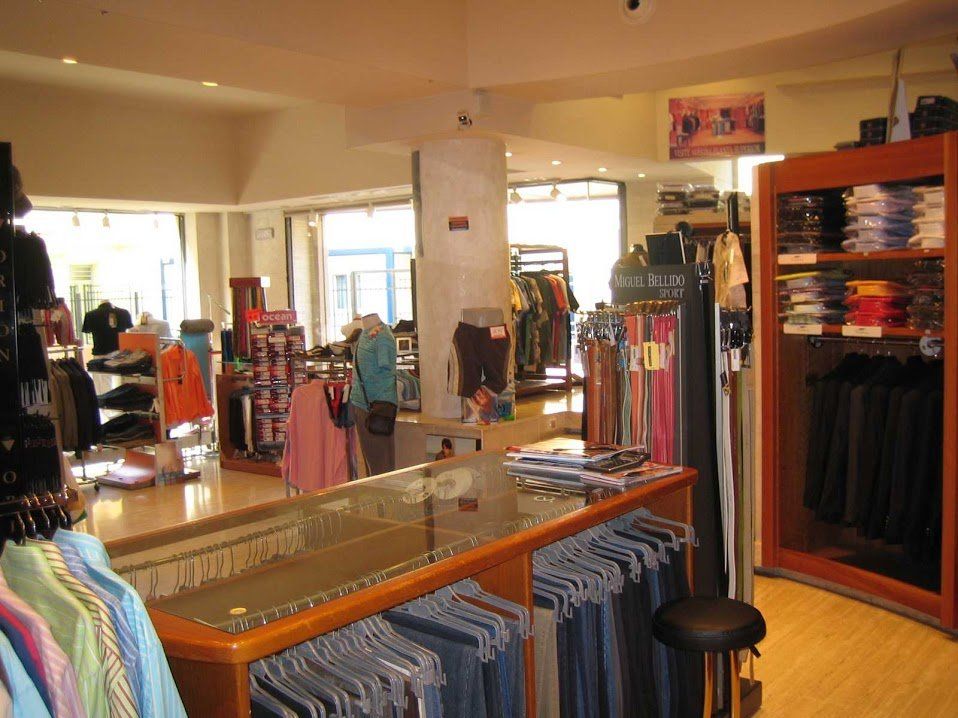 Interior de Anmella Moda, con prendas y complementos