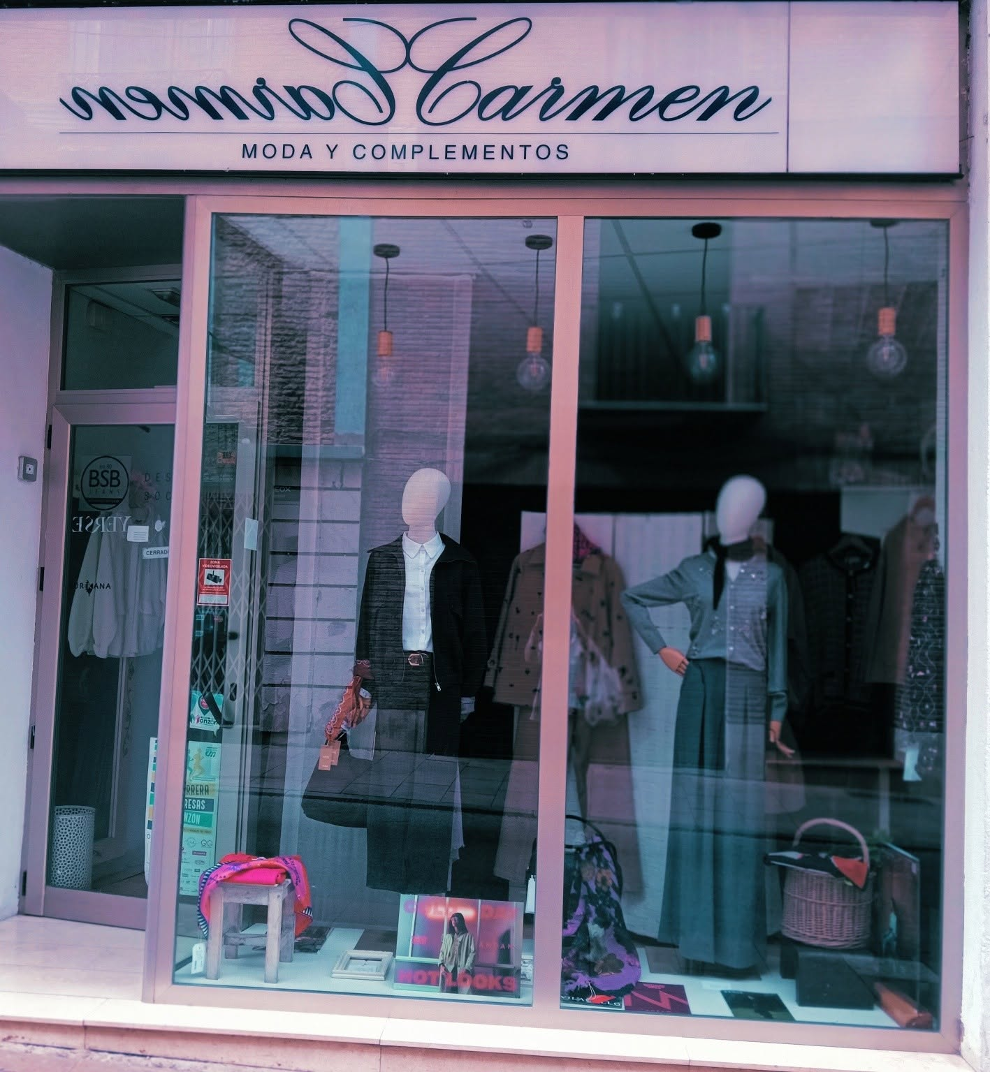 Fachada y escaparate de Carmen Carmen Boutique de Moda en Monzón