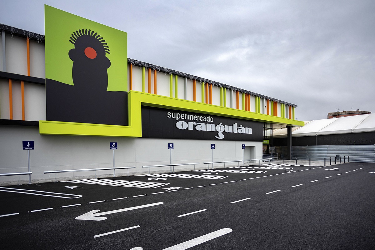 Fachada y rótulo del supermercado Orangután de Monzón